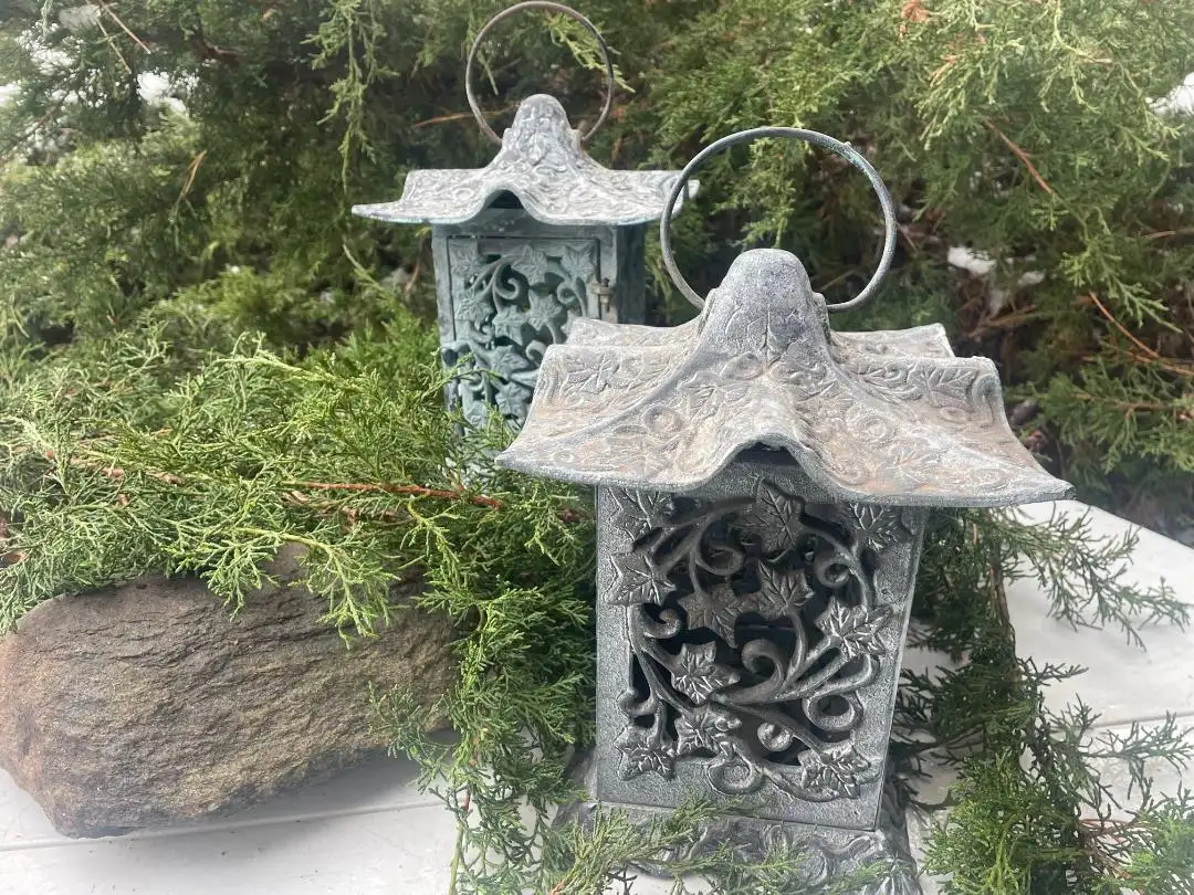 Japanese Pair Old Floral Ivy Pagoda Leaf Garden Lighting Lanterns